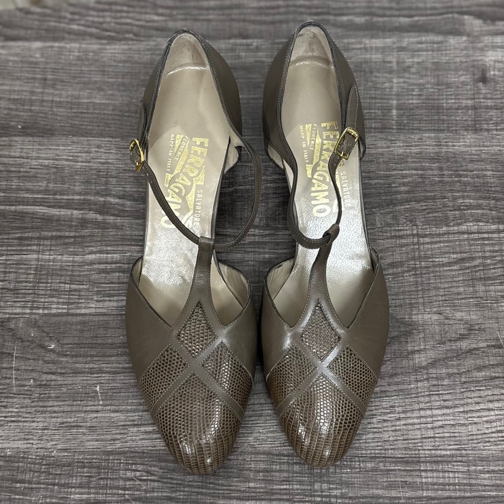 Ferragamo T-Strap Kitten Heels [S6331] - Picture 2 of 13